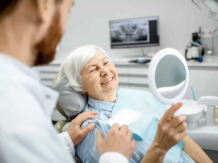 starsza kobieta na fotelu stomatologicznym