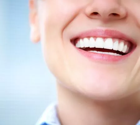 białe zęby u uśmiechniętej kobiety