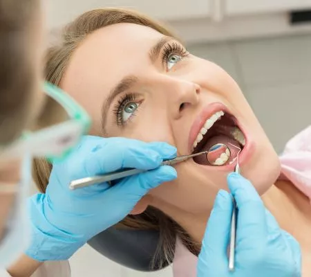 kobieta na przeglądzie stomatologicznym