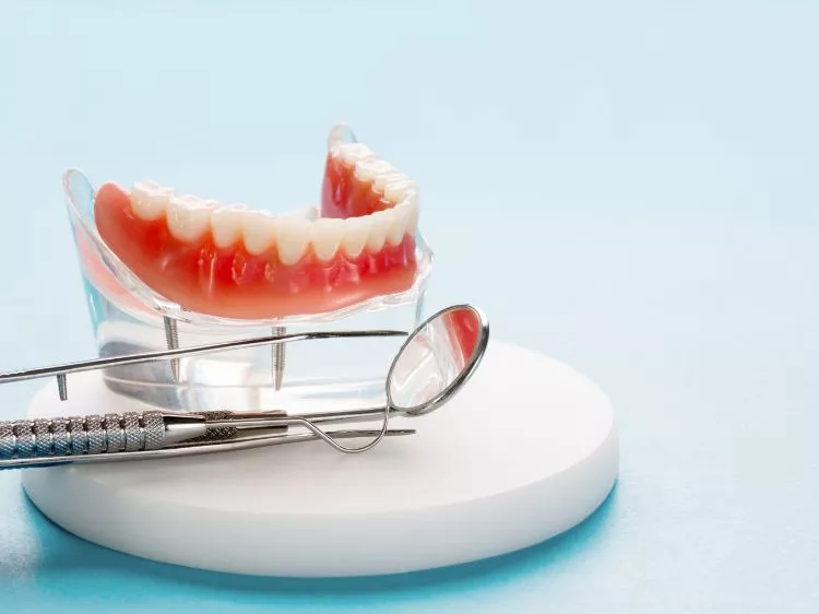 sztuczne zęby i narzędzia stomatologiczne
