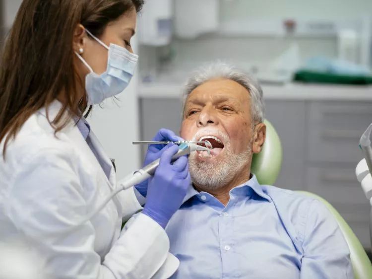 mężczyzna na przeglądzie stomatologicznym